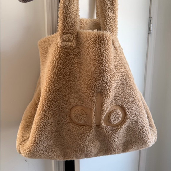 ALO Yoga Sherpa Tote in Tan - Picture 2 of 6